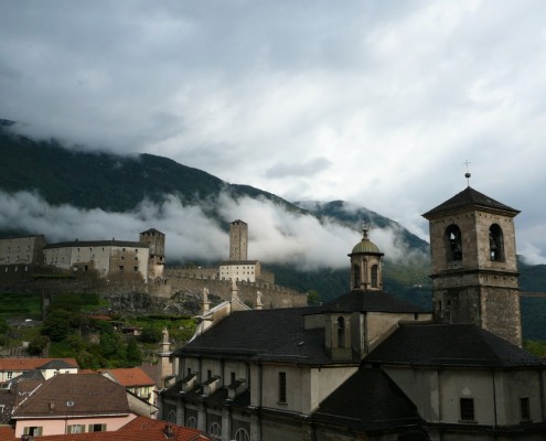 Zamek Castelgrande i kościół La Collegiata w Bellinzona.