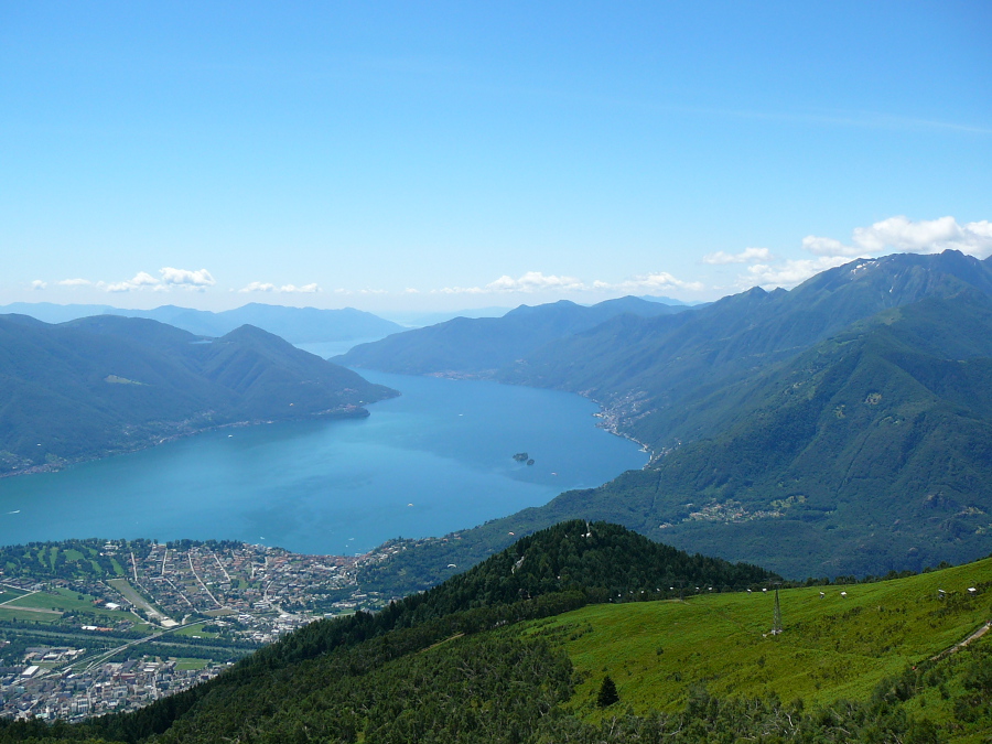 Widok na Locarno i Jezioro Maggiore z góry Cimetta.