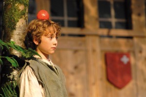 Scena zestrzelenia jabłka w spektaklu teatralnym Tellspiele.