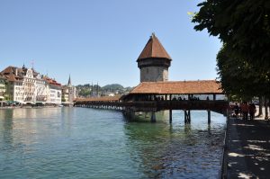 Die Kapellbrücke und das Wasserturm auf dem Fluss Reuss in Luzern.